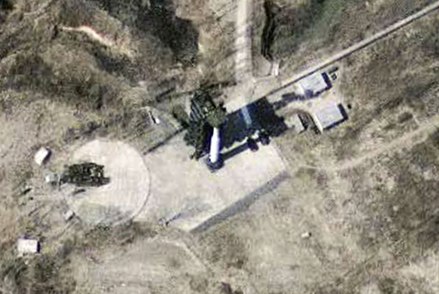 Põhja-Korea viis raketid stardiplatvormidelt minema. Satelliitfoto ühest stardivalmis raketist
