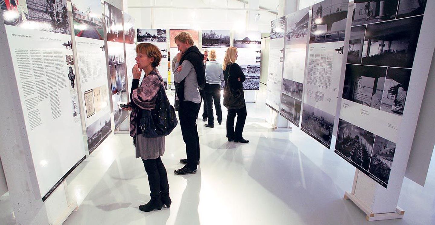 Pärnu uues muuseumihoones avati Olev Siinmaa 130 aasta juubelile pühendatud näitus „Rannalinn, seenrõdu ja viinakapp“.