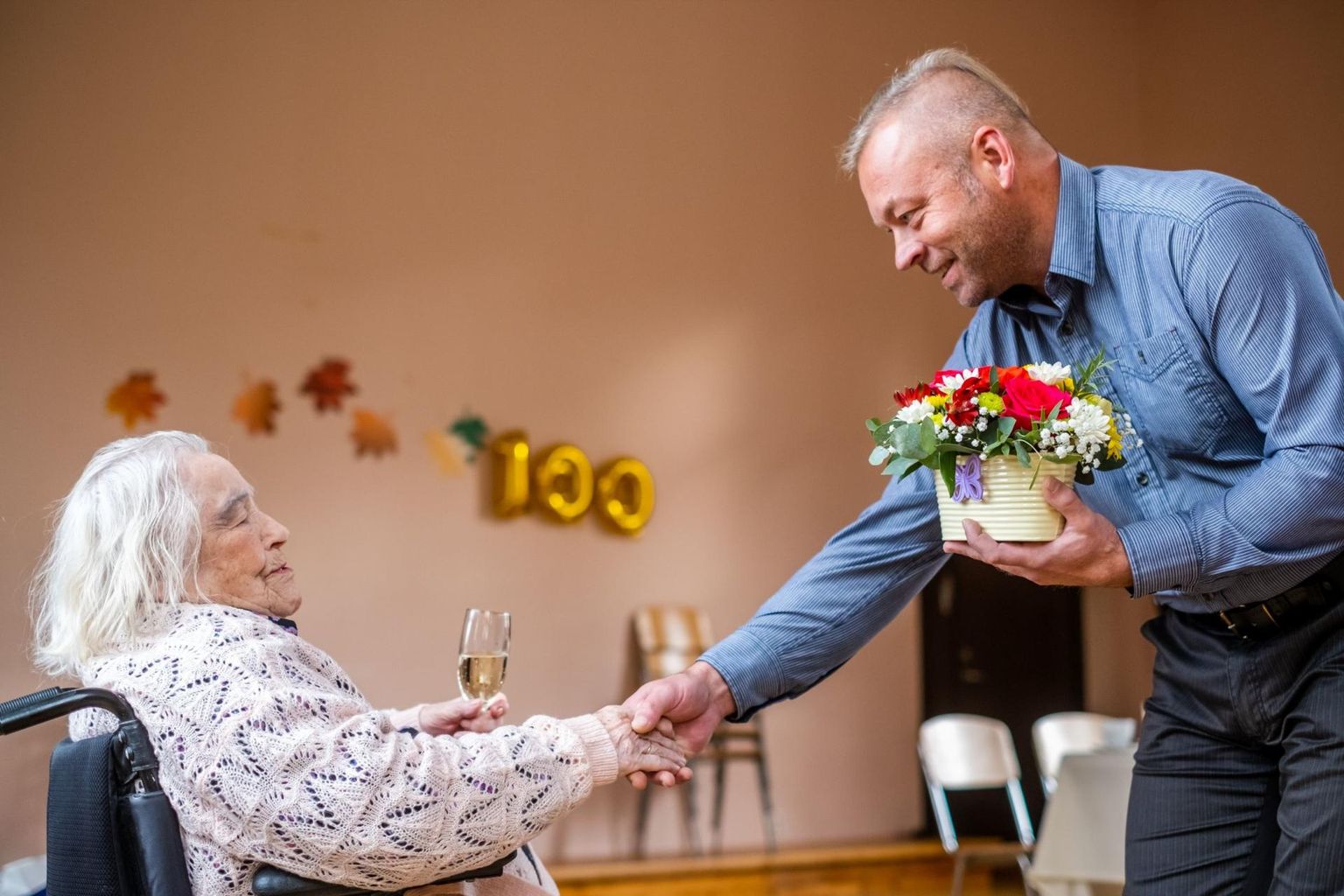Meeta Tautsi õnnitlesid haruldasel sünnipäeval lähedased, sõbrad ja linnavalitsuse esindajad.