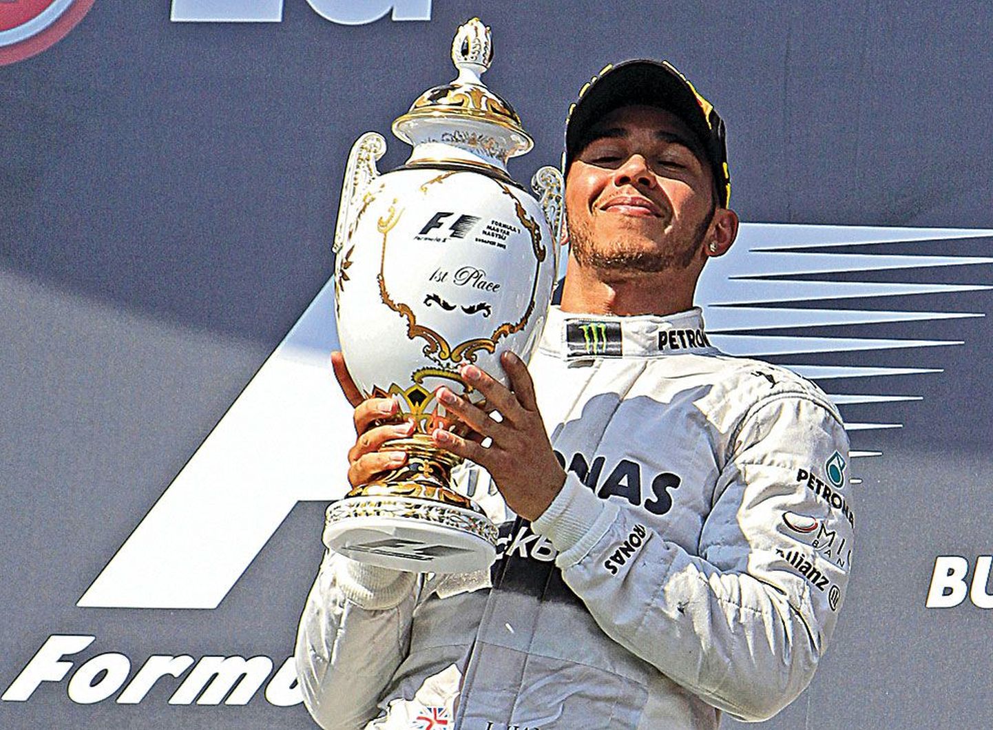 Lewis Hamilton sai Mercedese värvides esimese etapivõidu.
