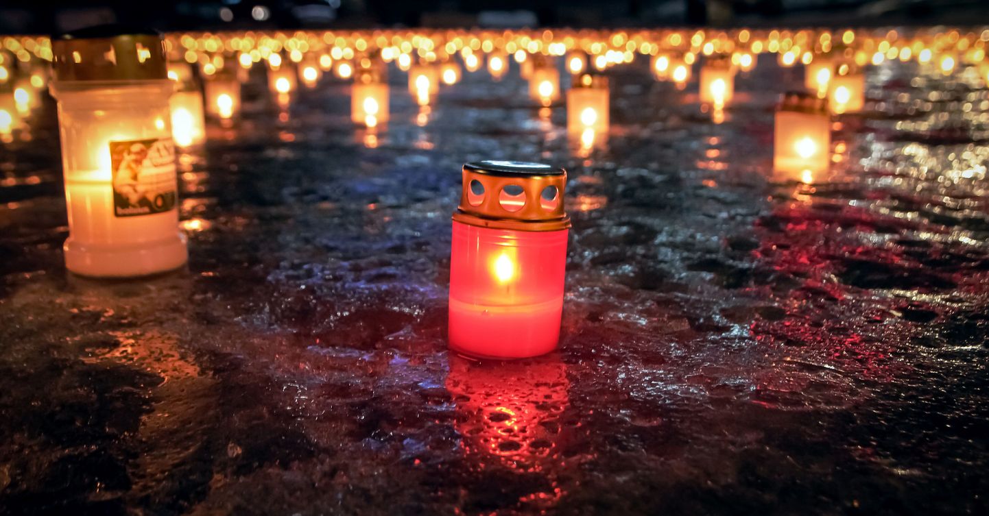 Põlevad mälestusküünlad eelmise aasta 25. märtsil Pärnus Martensi väljakul.