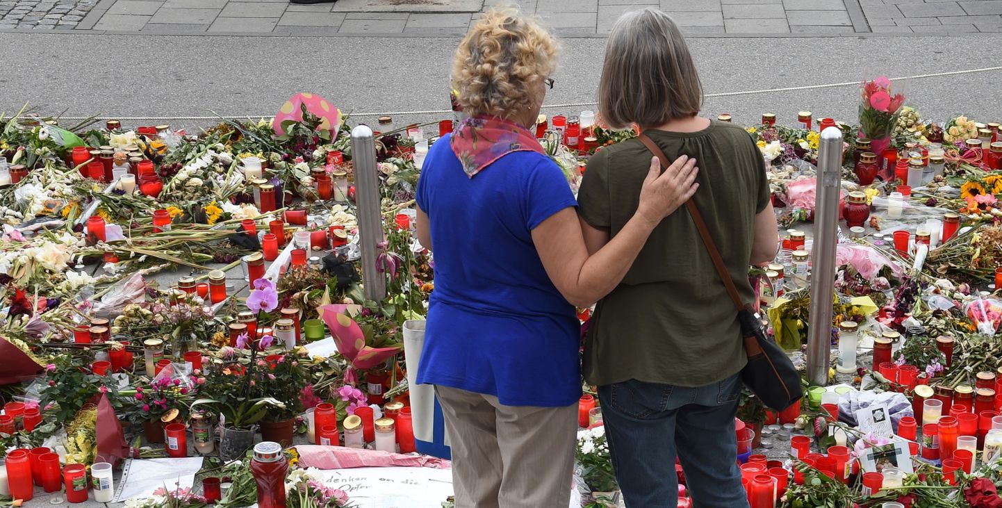 Inimesed leinamas Müncheni kaubanduskeskuse rünnaku ohvreid