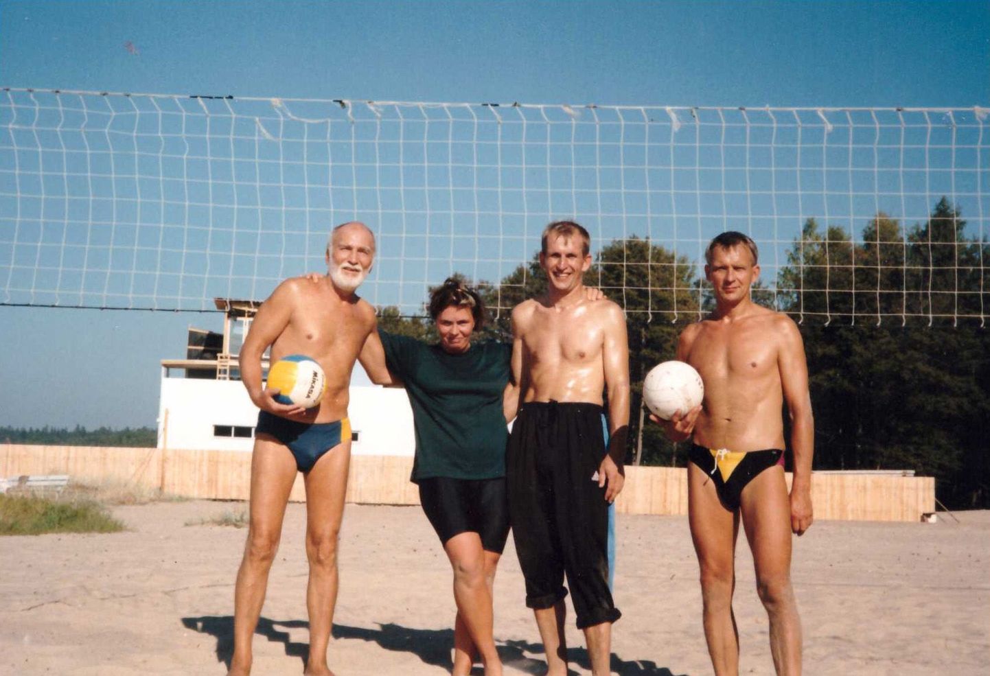 Võsu rannaliiv ja vollemäng köitis nii suurt spordihuvilist Mikk Mikiveri (vasakul) kui ka tema häid sõpru Marika Innost, Ilmar Loitet ja Aarne Innost.