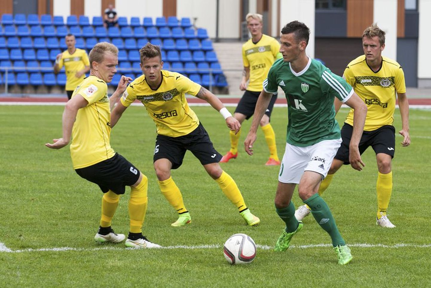 Möödunud laupäeval Viljandi staadionil Eesti meistrivõistlustel tiitlikaitsjale FC Levadiale 0:4 alla jäänud Viljandi Tulevik pääses teisipäeval teenitud suure võiduga karikavõistluste järgmisse ringi.