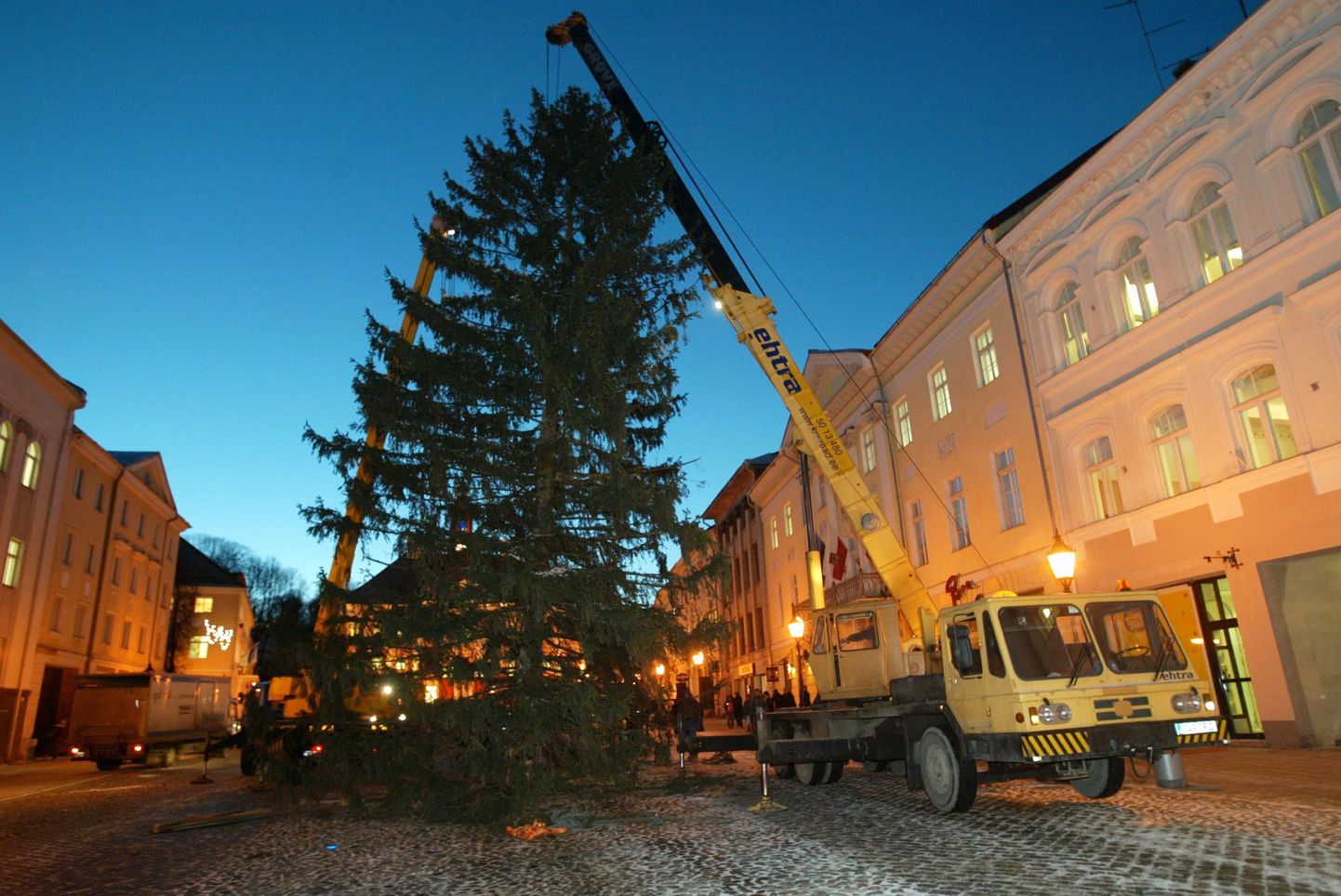 Tartu jõulupuu transportimine raekoja platsile möödunud aastal.