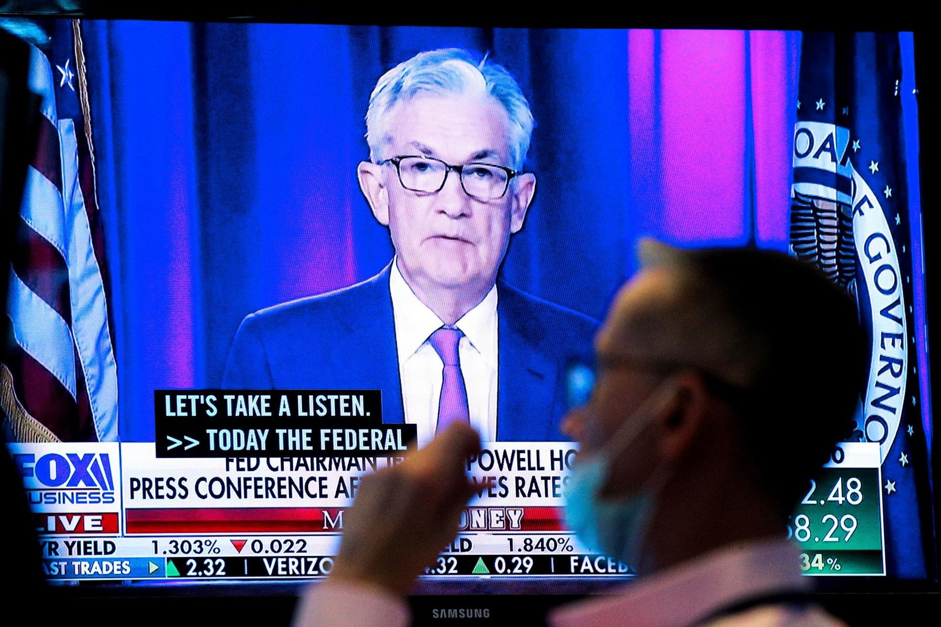 Kaupleja New Yorgi börsil. Teleris esineb USA Föderaalreservi juht Jerome Powell.