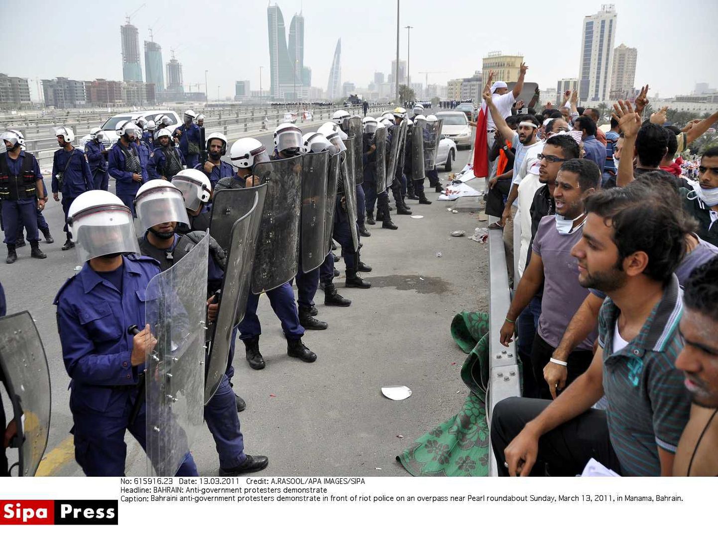 Bahraini politseinikud on sunnitud tihtipeale vastamisi seisma valitsusvastaste protestijatega.