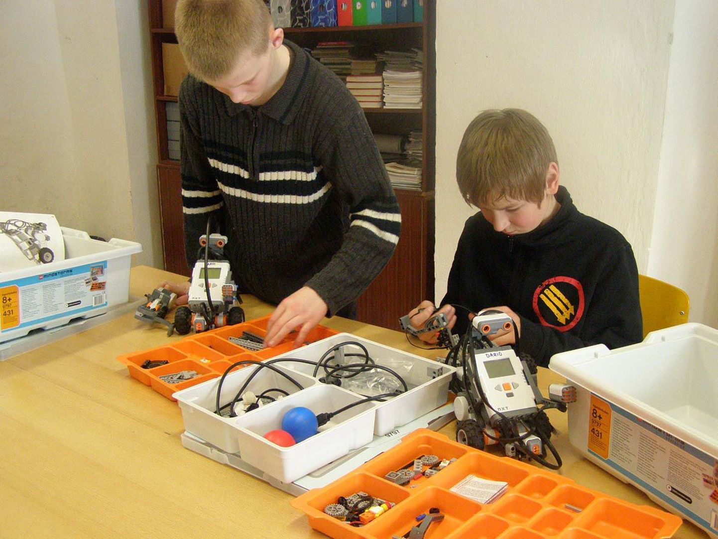 Albu põhikooli poisid roboteid nikerdamas.