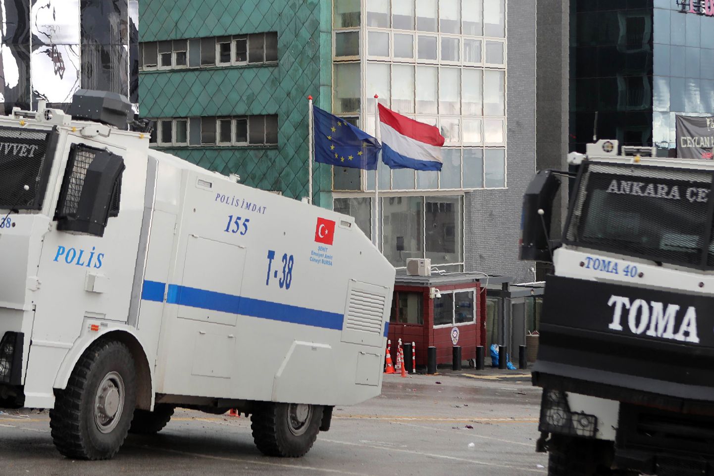 Märulipolitsei Hollandi Türgi saatkonna ees 2017. aastal.
