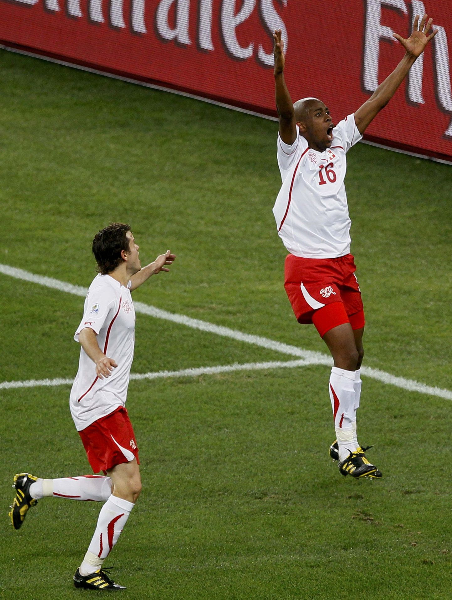 Игроки сборной Швейцарии радуются голу, забитому в ворота сборной Испании.