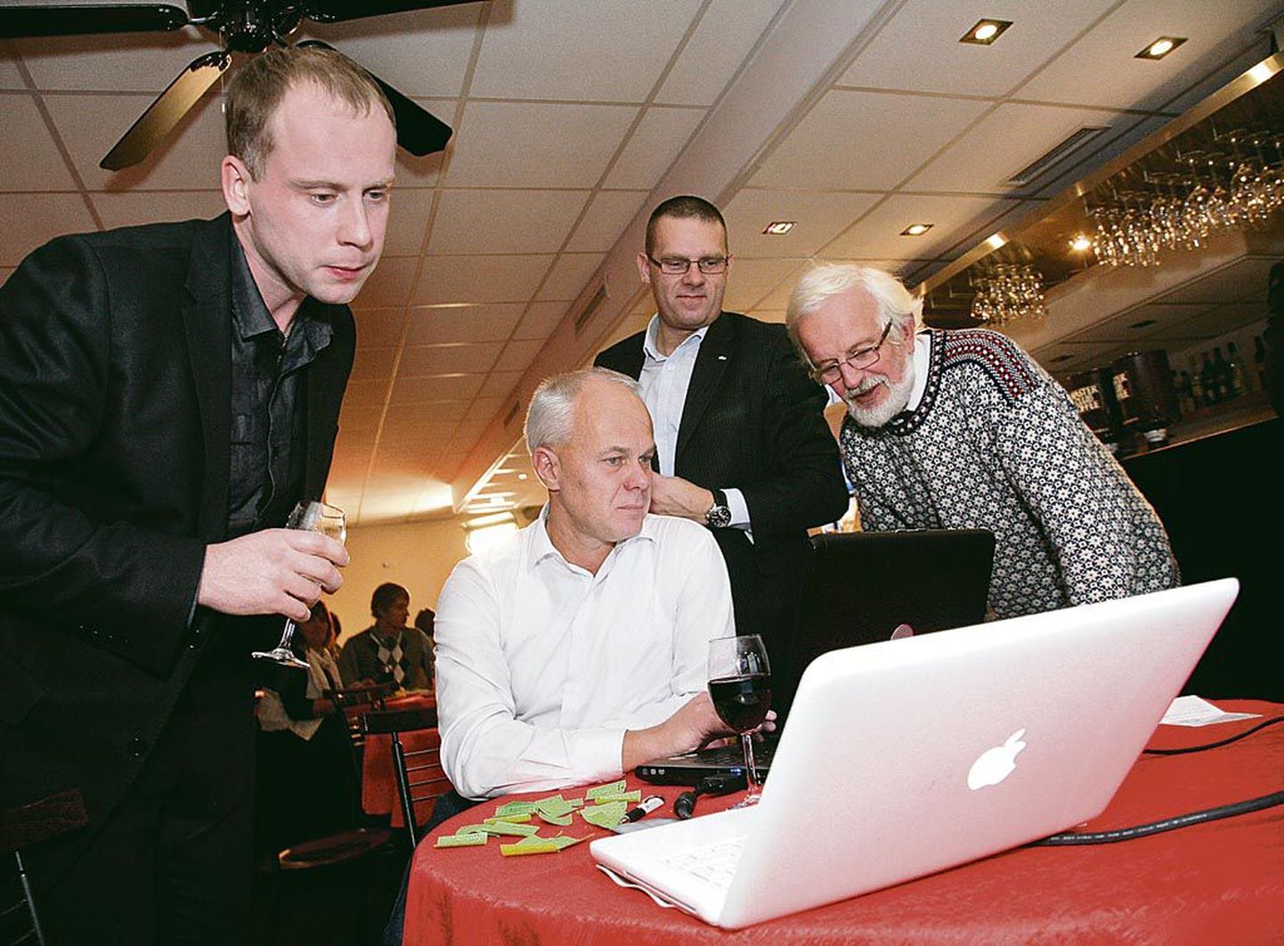 2013. aasta valimistel kandideeris Toomas Kivimägi (keskel) koos Vahur Mäe (vasakult), Romek Kosenkraniuse ja Mark Soosaarega. Nüüd asutasid Mäe ja Kosenkranius uue valimisliidu ja Kivimägi kogub hääli Reformierakonnale.