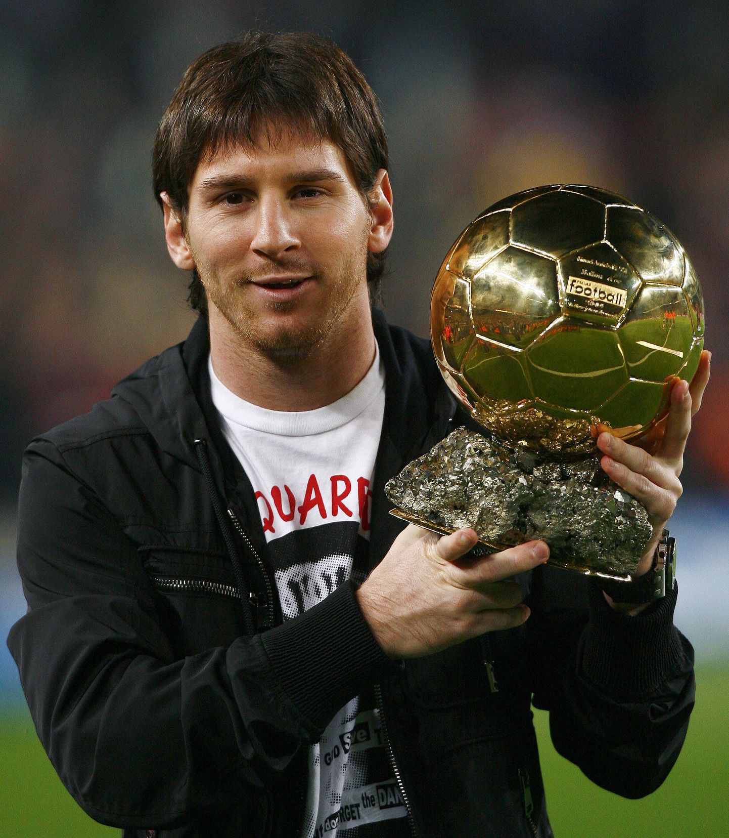 Нынешним обладателем "Золотого мяча" является аргентинец Лионель Месси.