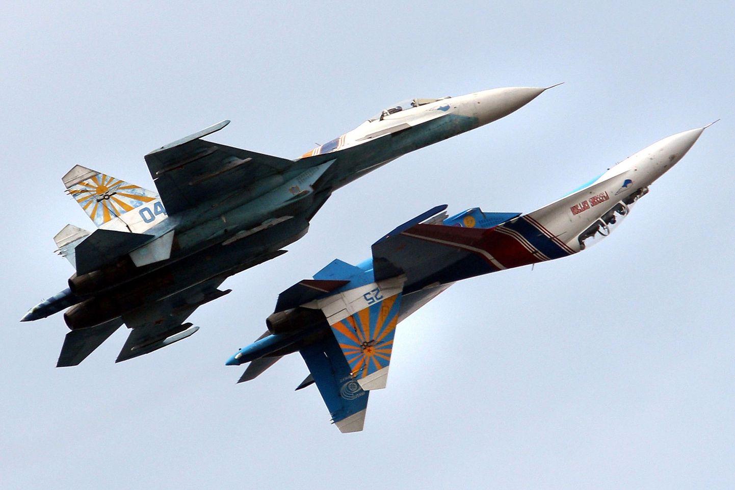 Vene õhujõudude demonstratsioonil esinevad hävituslennukid Su-27.