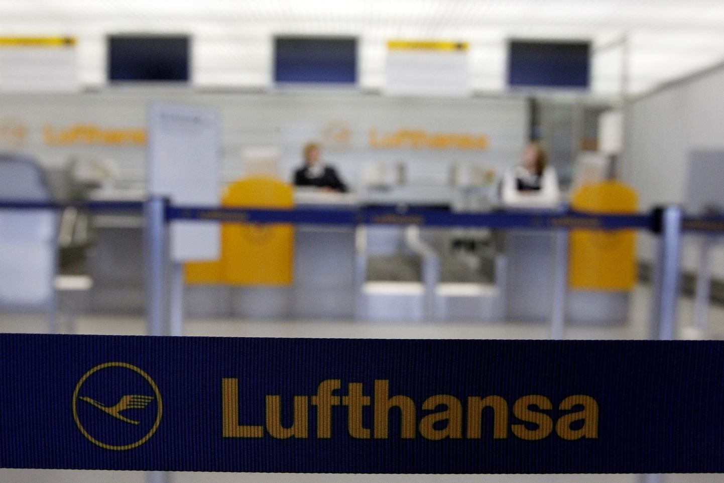 Lufthansa teenindajad täna Berliini Tegeli lennujaamas.