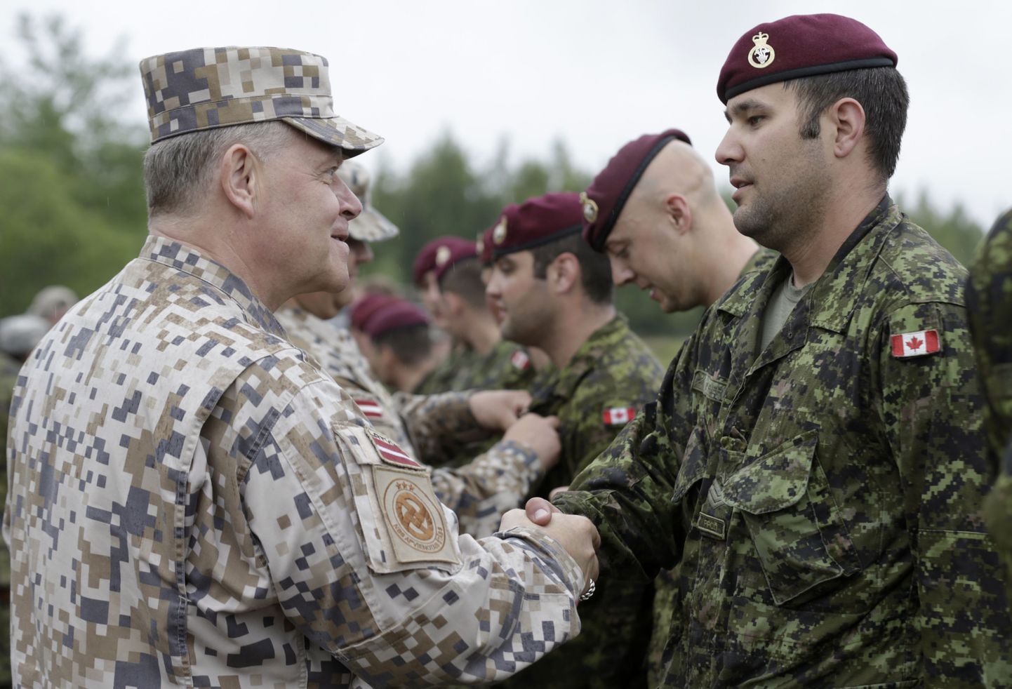 Läti kaitseväe ülem Raimonds Graube(vasakul) kätleb Kanada langevarjureid
