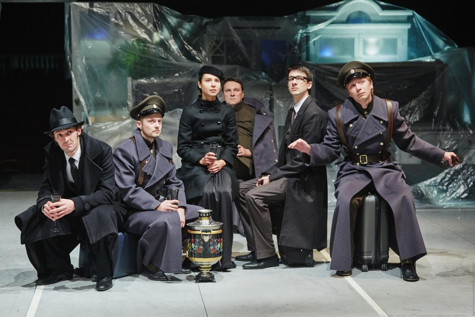 Hetk Novosibirski teatri Krasnõi Fakel lavastusest «Kolm õde».
