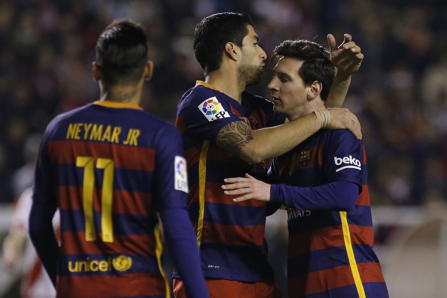 Neymar (vasakult), Luis Suarez ja Lionel Messi järjekordset väravat tähistamas.