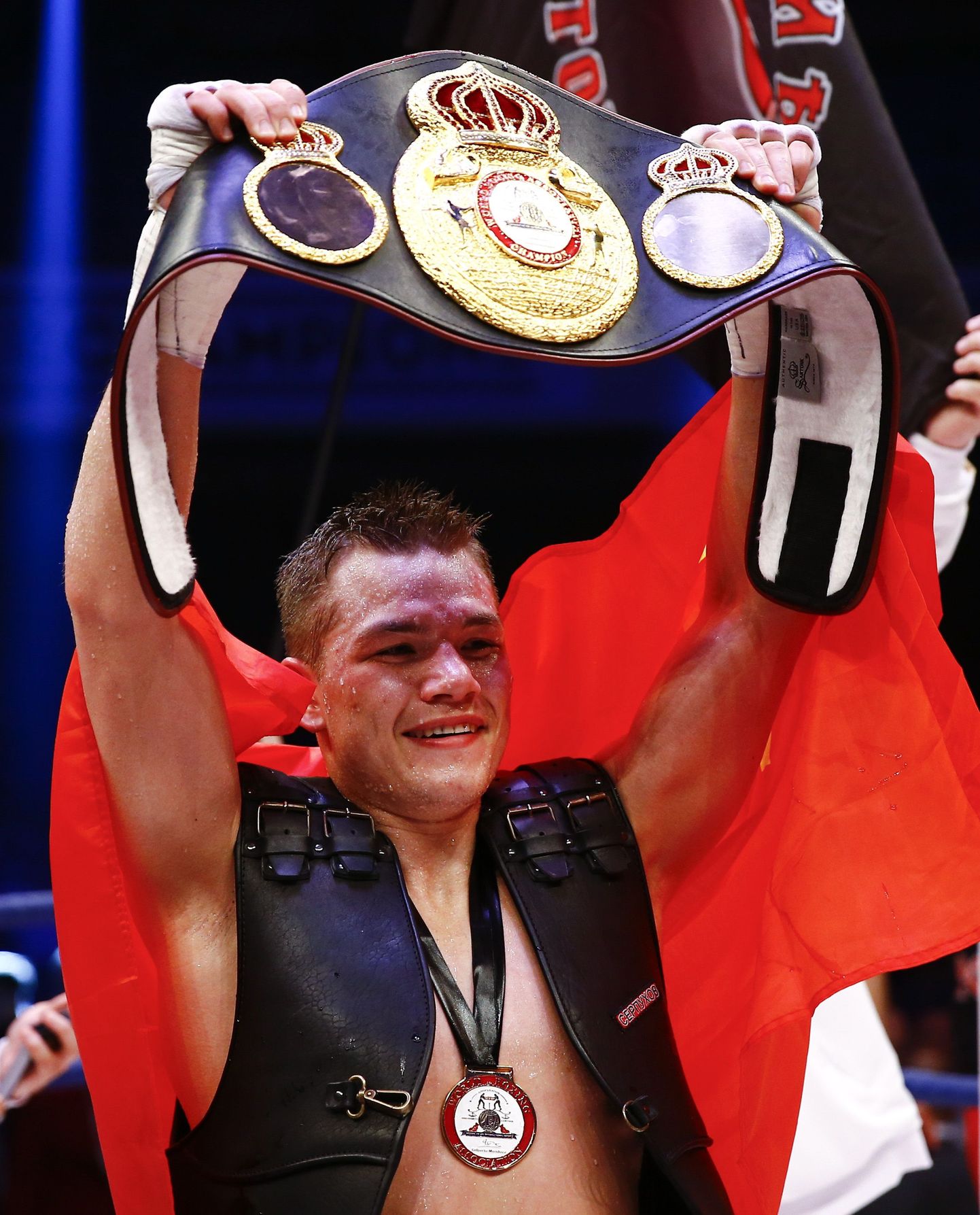 Федор Чудинов после победы над немецким боксером во Франкфурте 9 мая.