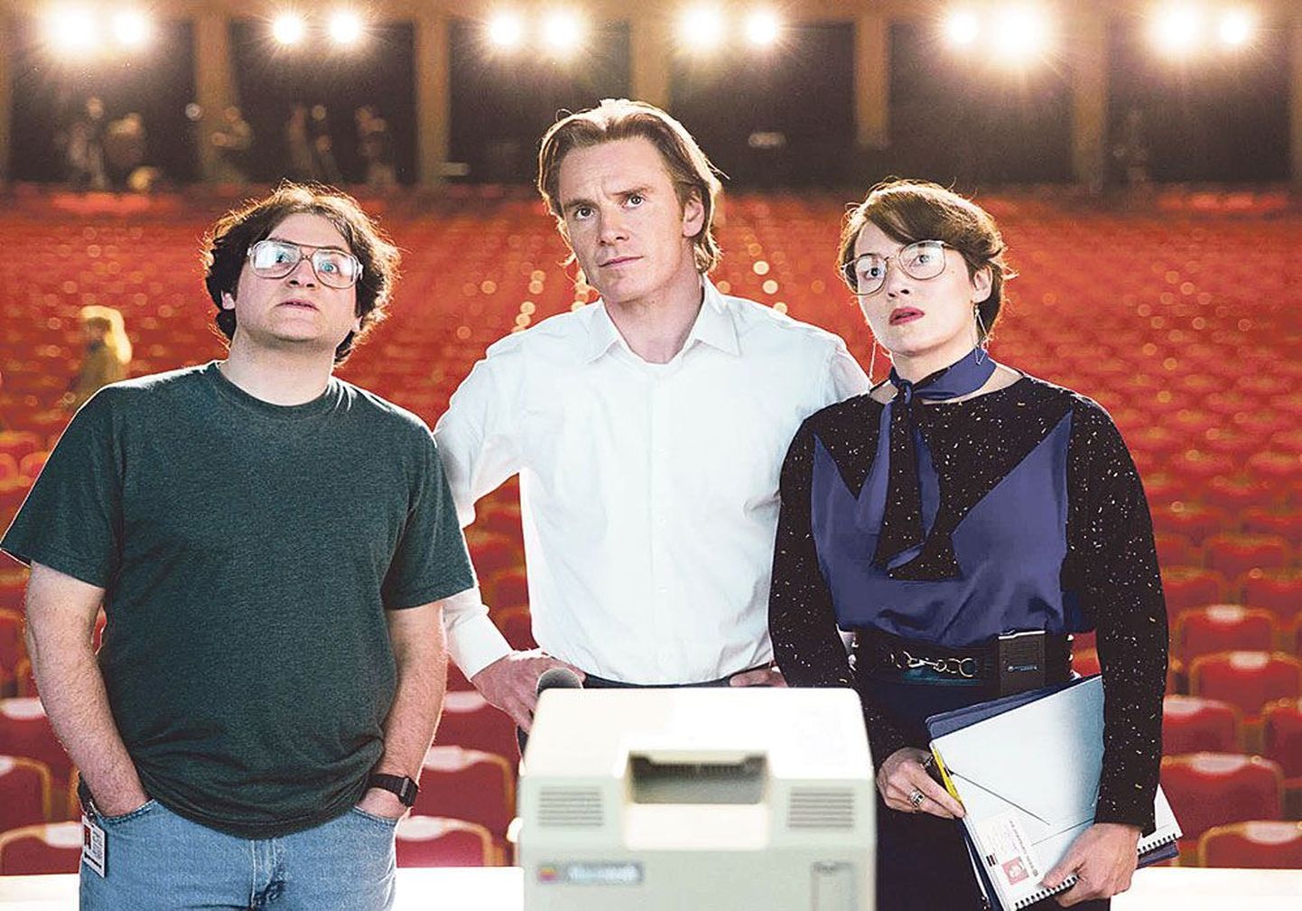 Стив Джобс (Майкл Фассбендер, посередине) с квазибратом Херцфельдом (Майкл Сталберг) и квазиженой Джоанной Хоффман (Кейт Уинслет) перед компьютером Macintosh.