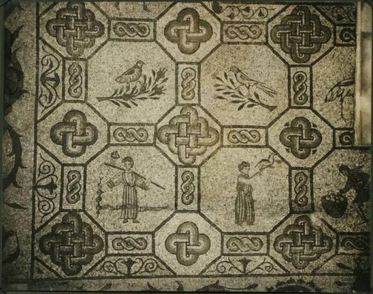 Nagu taevas, nõnda ka maa peal … Kaks nn Saalomoni sõlme ja põimitud rist ruudus Karja kiriku laes (ülemisel pildil) ning Aquileia basiilika põranda­mosaiigis (Itaalia, 4. sajand). Ühe käejoonega tehtud Saalomoni sõlm on surematuse ja igaviku sümbol, idamaades nähakse selles vaimse kulgemise võrdkuju. Risti/ruudu põiming peaks tähistama taevase ja maise kooskõla. On tõsist põhjust kahtlustada, et ilma templirüütelliku teadmuseta poleks Karja kiriku märgiprogramm teoks saanud.