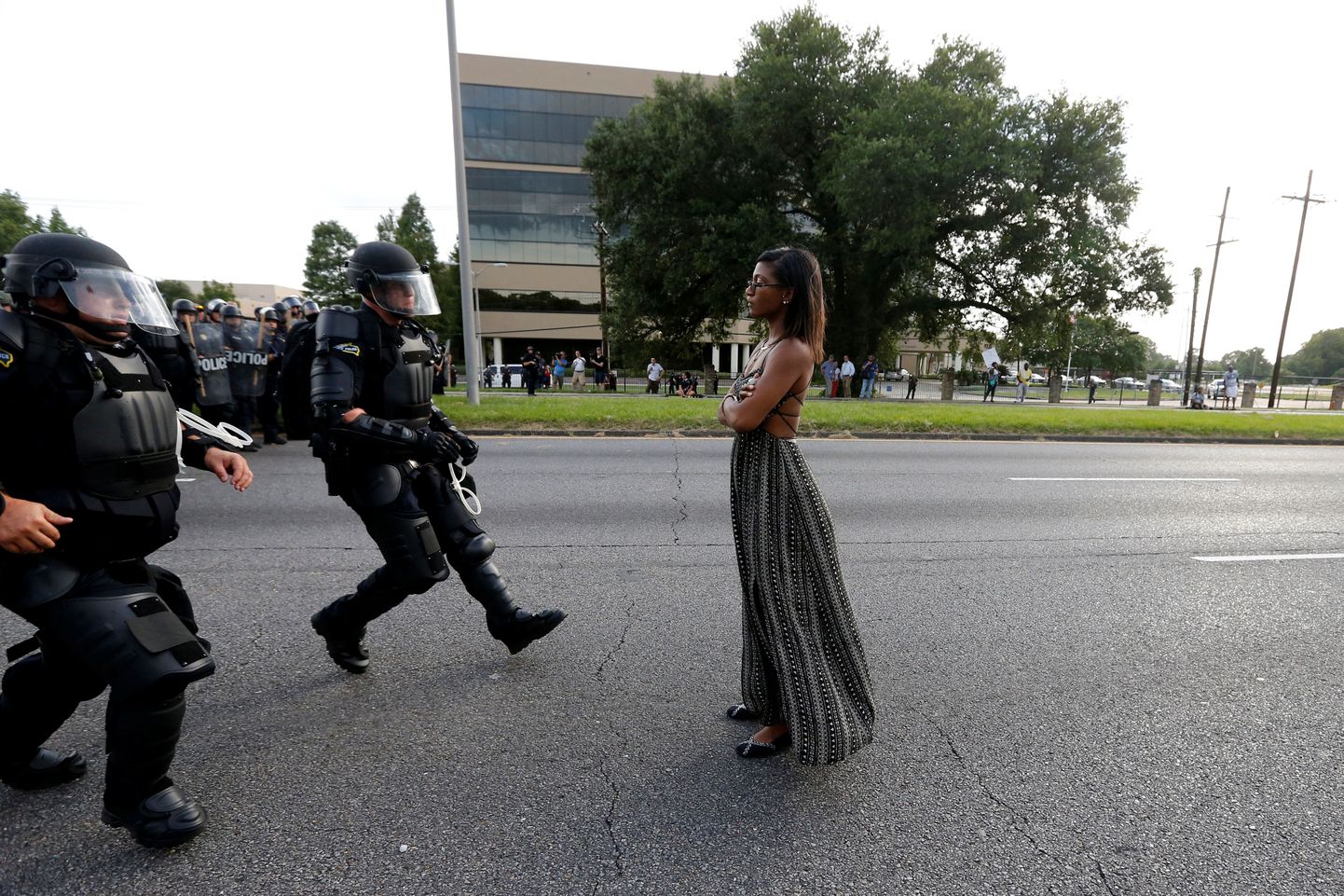 Meeleavalduste käigus kuulsaks saanud pilt, kus Ieshia Evans protesteerib politseinike vastu.
