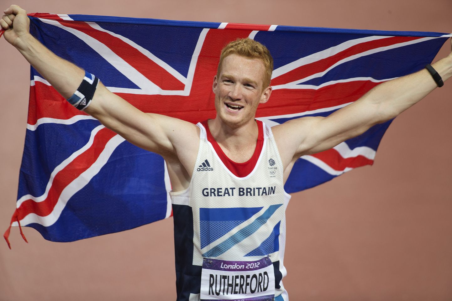 Greg Rutherford tähistamas Londoni OMil võidetud kuldmedalit.