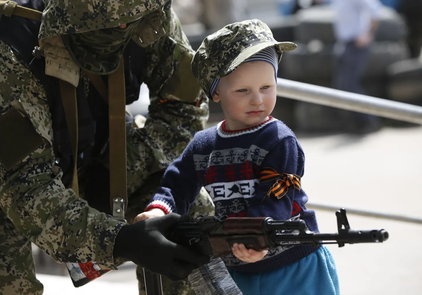 Laps poseerimas foto jaoks Kostjantõnivka valitsushoone ees