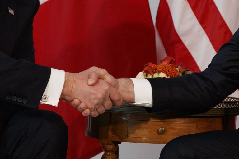 Donald Trump ja Emmanuel Macron kätlemas