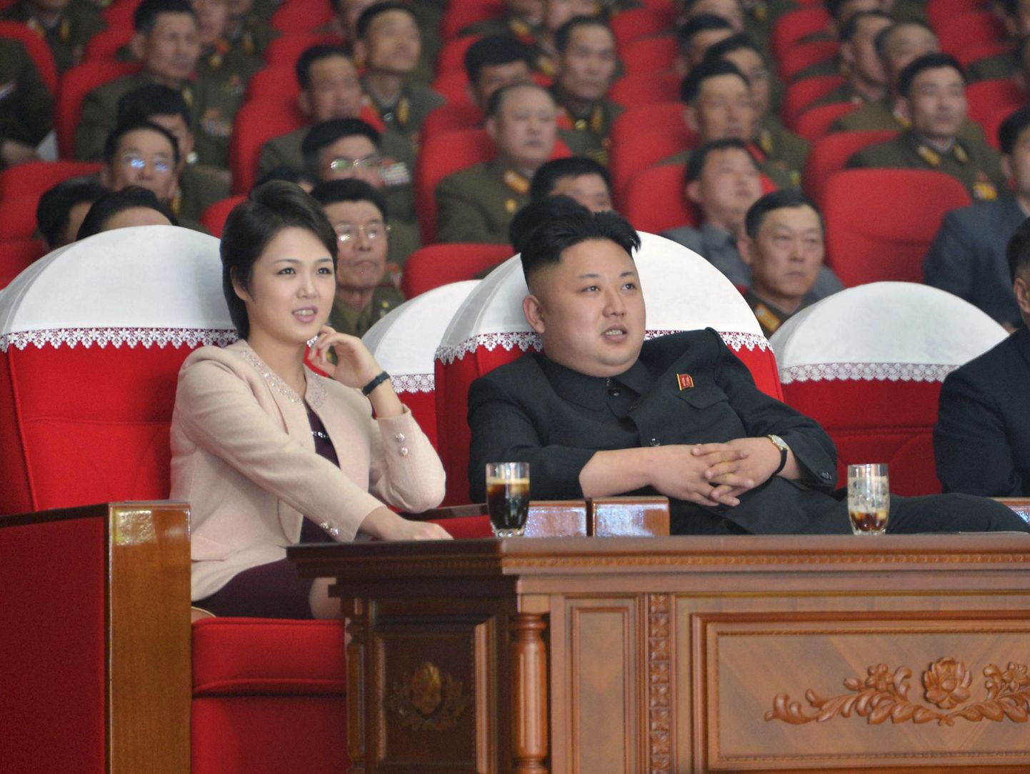 Põhja-Korea diktaator Kim Jong-un koos abikaasa Ri Sol-juga kontserdil.