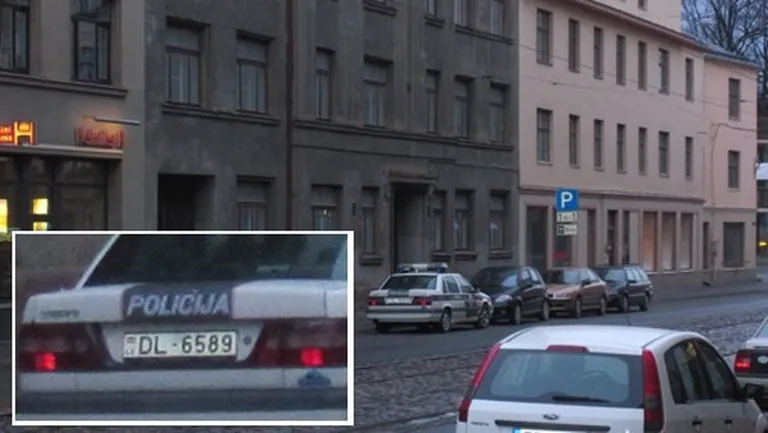 Lasītājs nofotografējis, kā policistu auto stāv bez ieslēgtām bākugunīm 