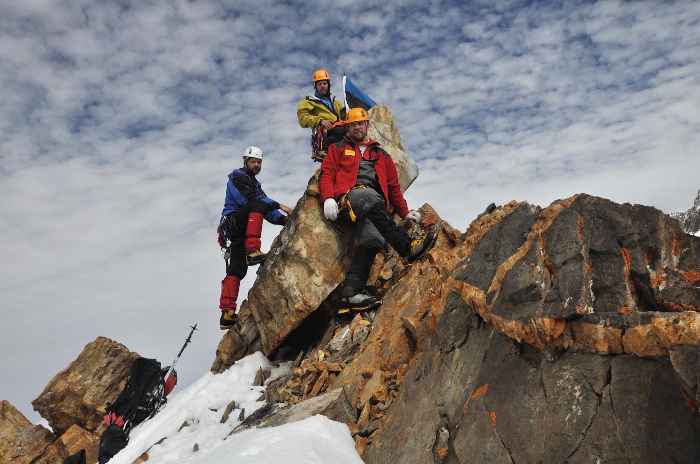2010. aastal vallutasid seitse eesti mägironijat Kunluni mäestikus Hiinas esimestena maailmas kaks üle viie kilomeetri kõrgust mäetippu.
Ajaloolise tipuvallutusega said hakkama (vasakult) Marko Aasa, Priit Joosu ja Kristjan-Erik Suurväli.