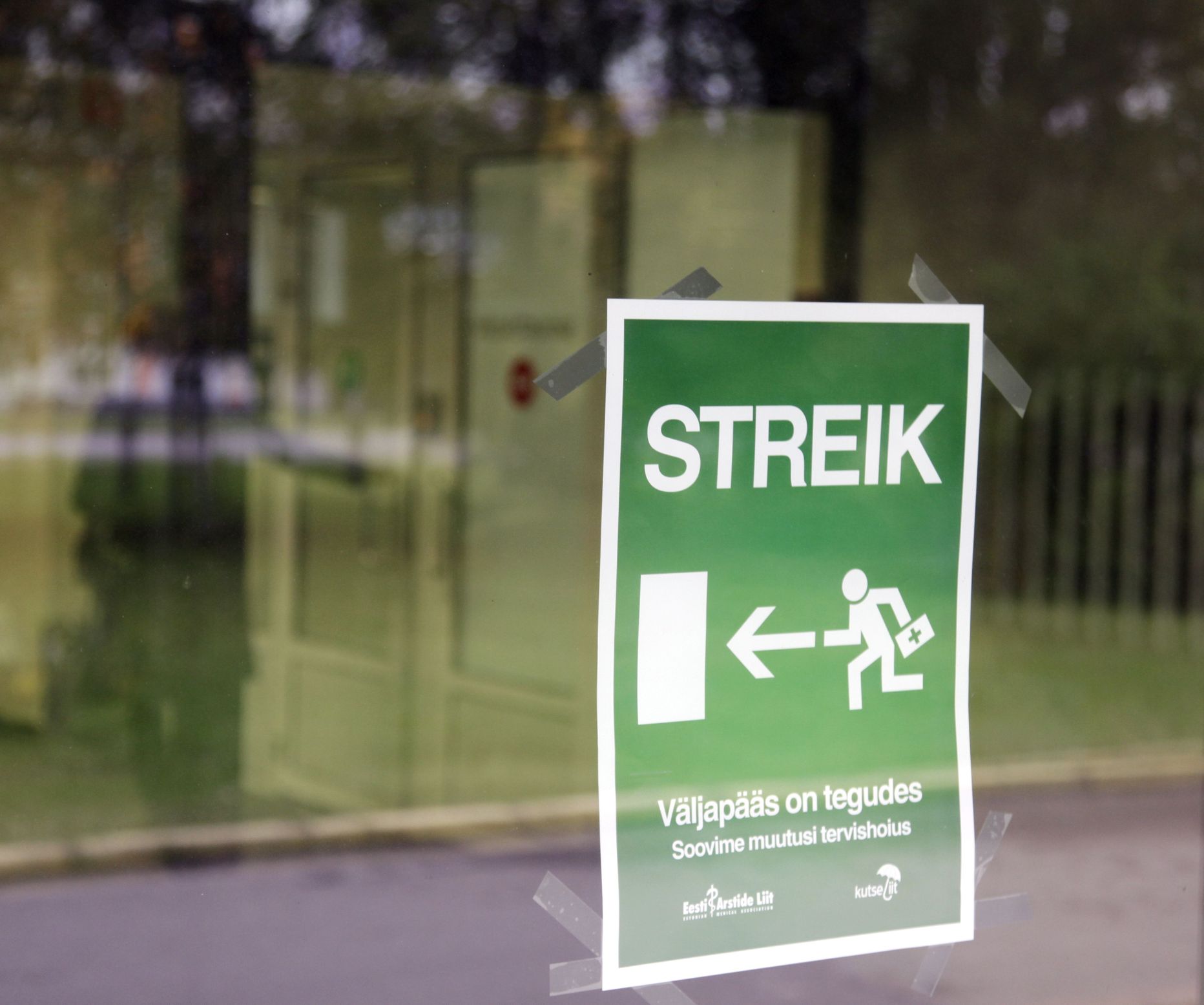 Tervishoiutöötajate streigiplakat.