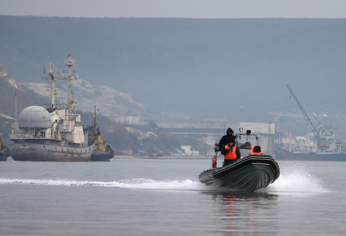 Vene paat patrullib Sevastopoli sadamas.