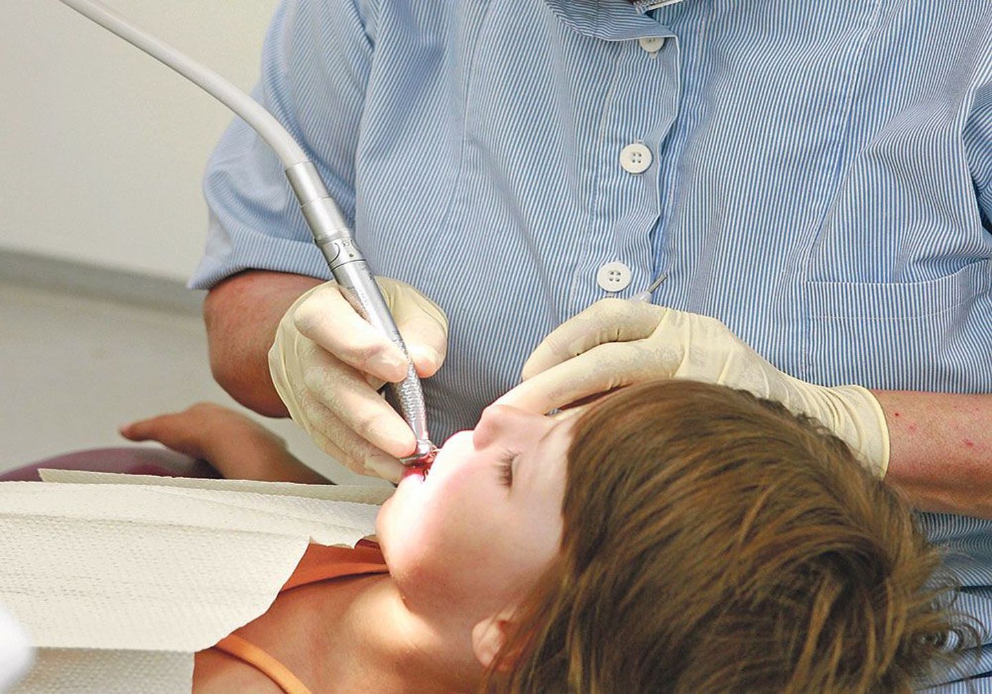Lapsel on julgem hambaarstitoolis olla, kui ta on enne näinud, kuidas arst toimetab tema ema-isa või õe-venna kallal.