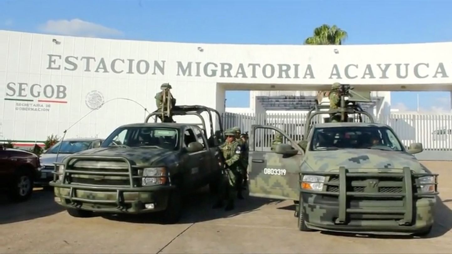 Mehhiko sõdurid rändeameti värava juures.