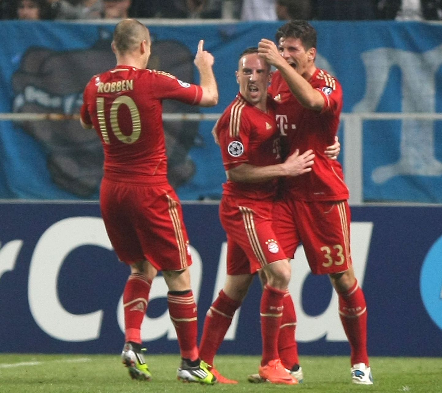 Müncheni Bayerni ründaja Mario Gomez (paremal) rõõmustab koos Franck Ribery ja Arjen Robbeniga oma värava üle.