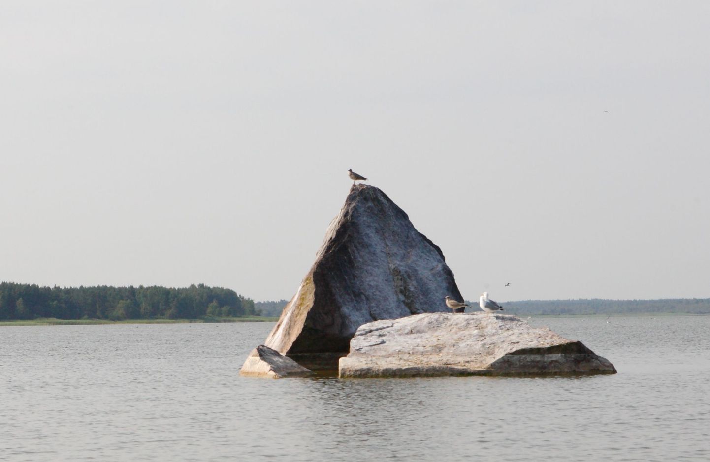Камень Линды, озеро Юлемисте.