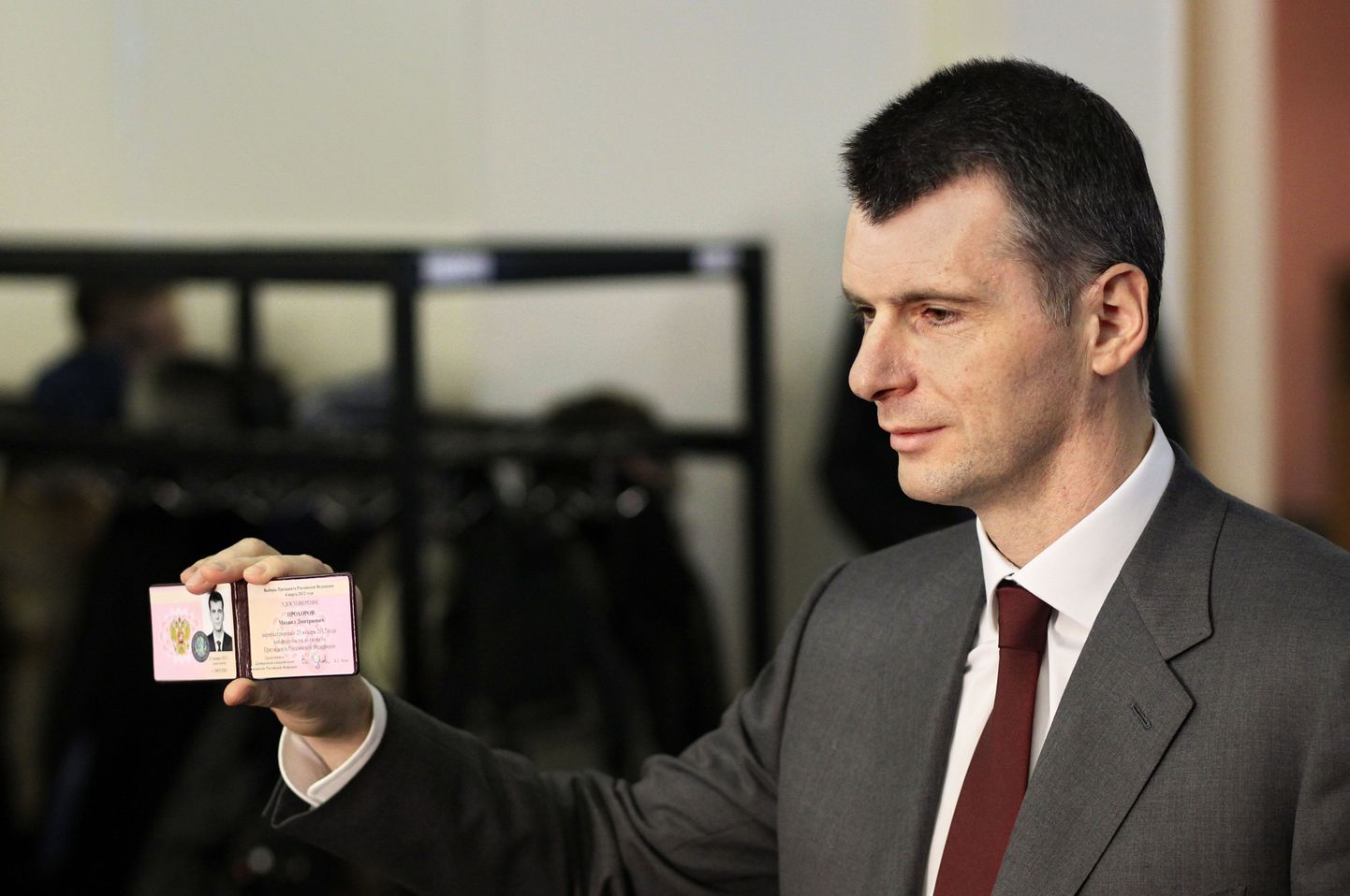 Mihhail Prohhorov näitab keskvalimiskomisjonilt saadud presidendikandidaadi ametlikku tunnistust.