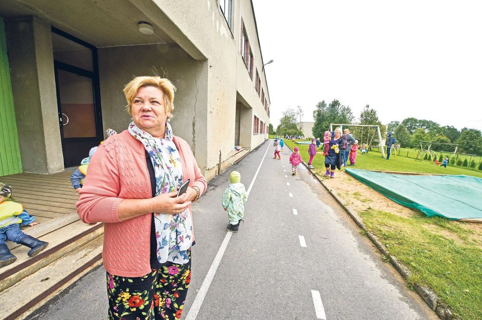 Tabivere lasteaia juhataja Aune Sepp leiab, et vallavalitsus ja
-volinikud peaksid mõtlema eelkõige sellele, mis on parem lastele, ega pea õigeks rühmaruumide ja mänguala andmist hooldekodule.