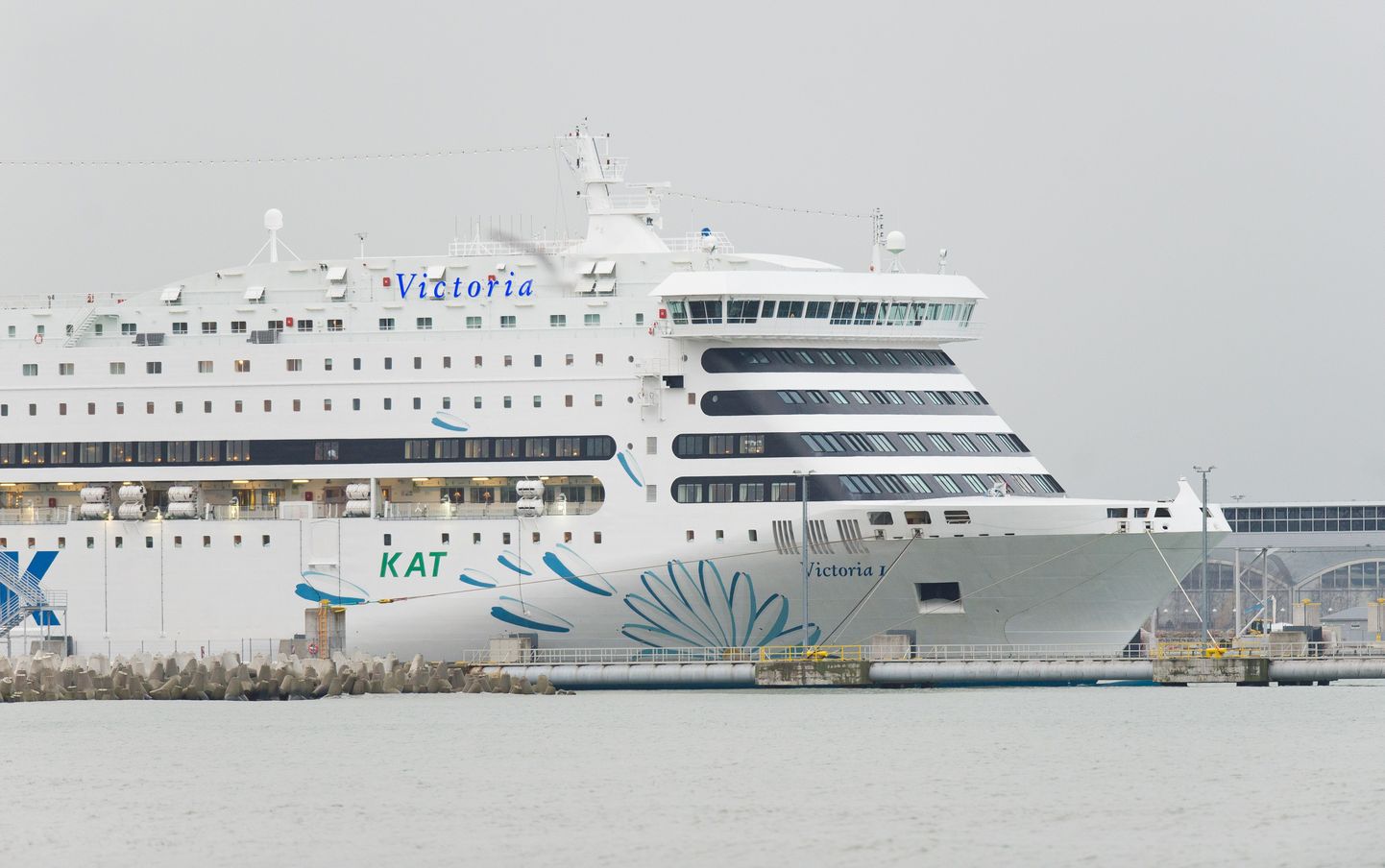 Tallinki Victoria I pöördus laupäeva hommikuks kahe akna purunemise tõttu tormiselt merelt sadamasse tagasi.