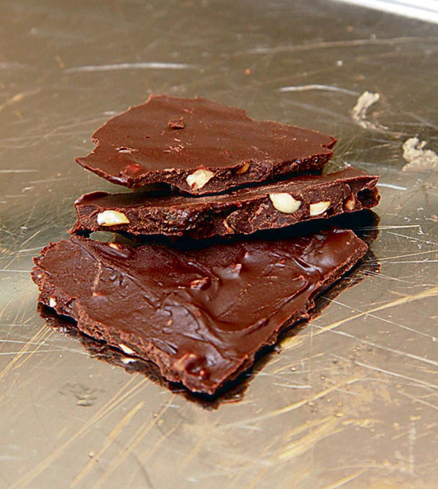 Võiga sulatatud šokolaadi sisse puistake rosinaid, pähkleid või maitseaineid.