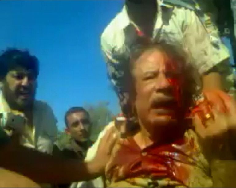 Muammar Gaddafi veel elusana mässuliste käes, 2011. / Scanpix