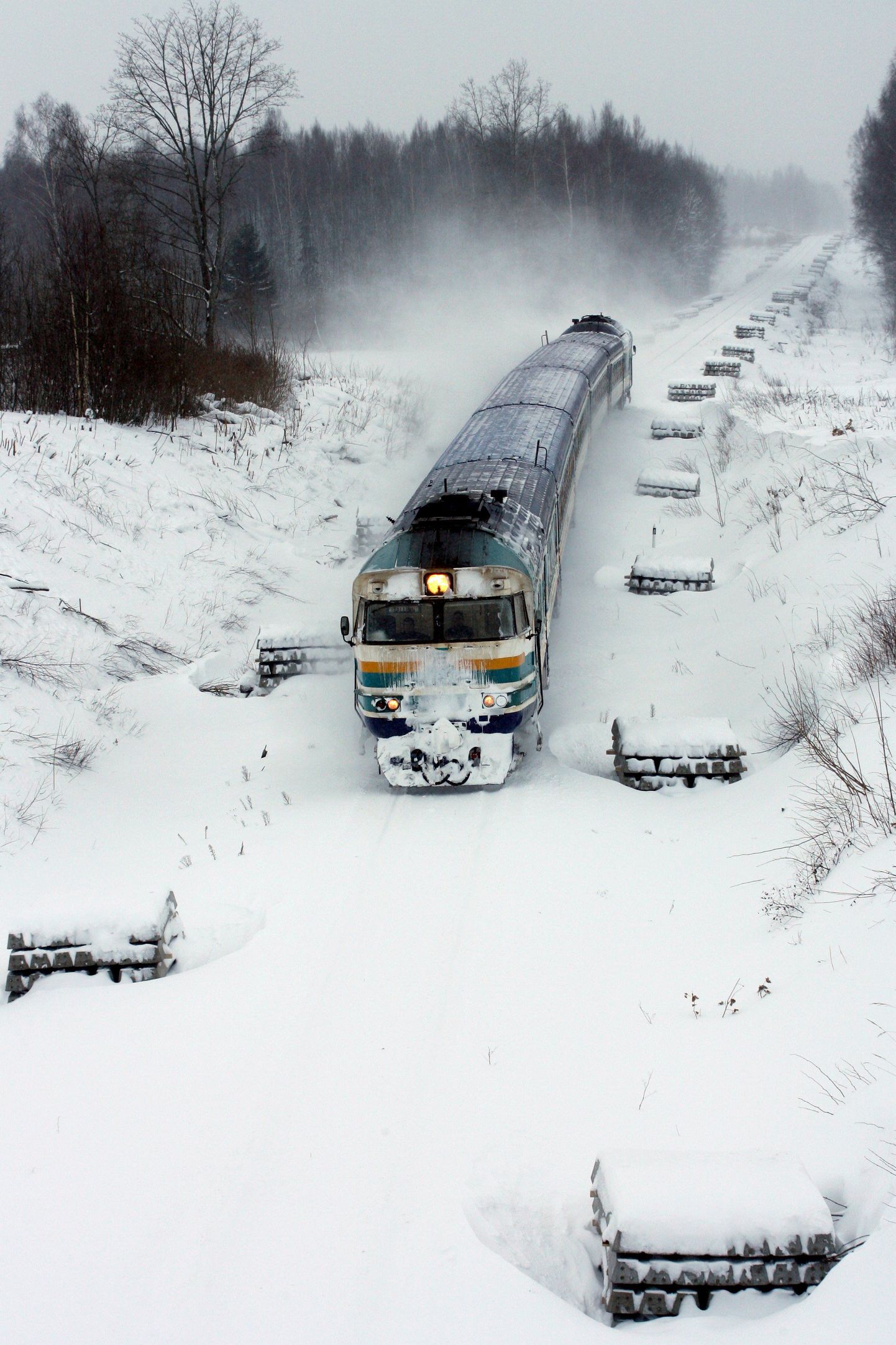Поезд Edelaraudtee пробирается сквозь снега