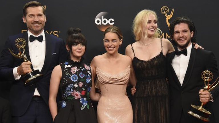 Fantāzijas seriāls "Game of Thrones" ("Troņu spēle") svētdienas vakarā kļuvis par visvairāk apbalvoto seriālu "Emmy" televīzijas balvu ceremonijas vēsturē 
