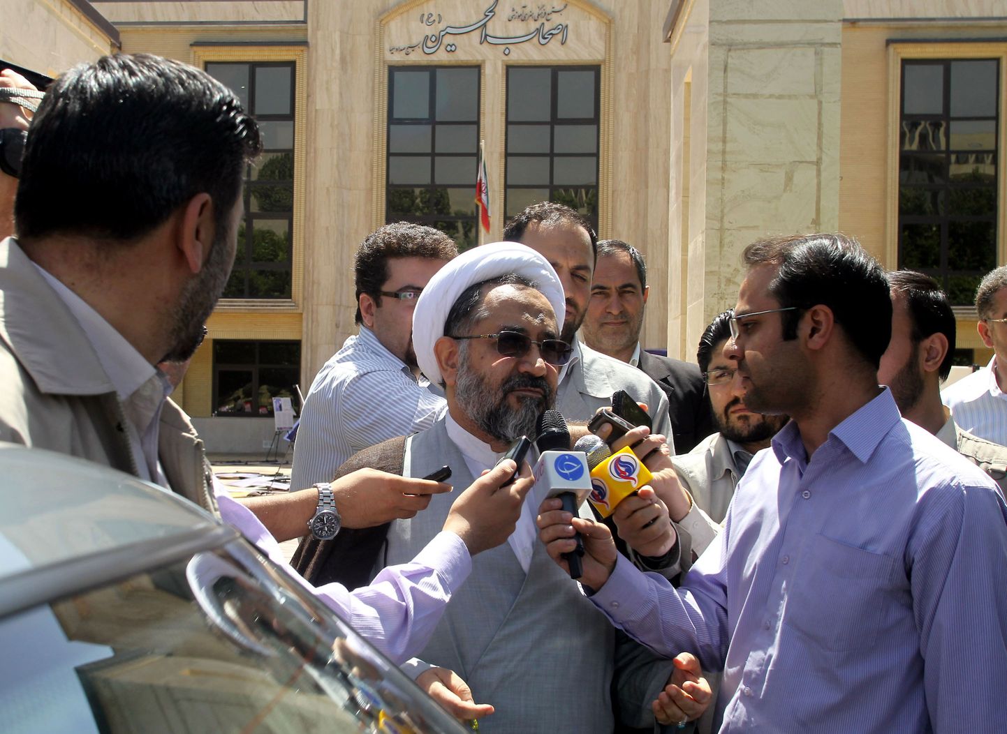 Iraani luureminister Heidar Moslehi ajakirjanike keskel.