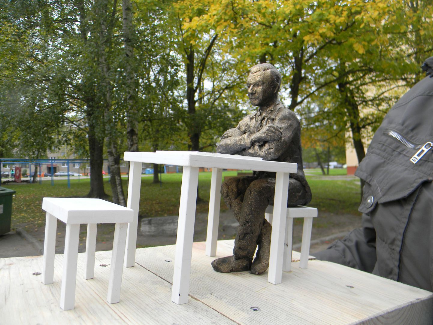 Narva linnavolinik Vladimir Butuzov Kerese monumendi miniatuurse versiooniga.