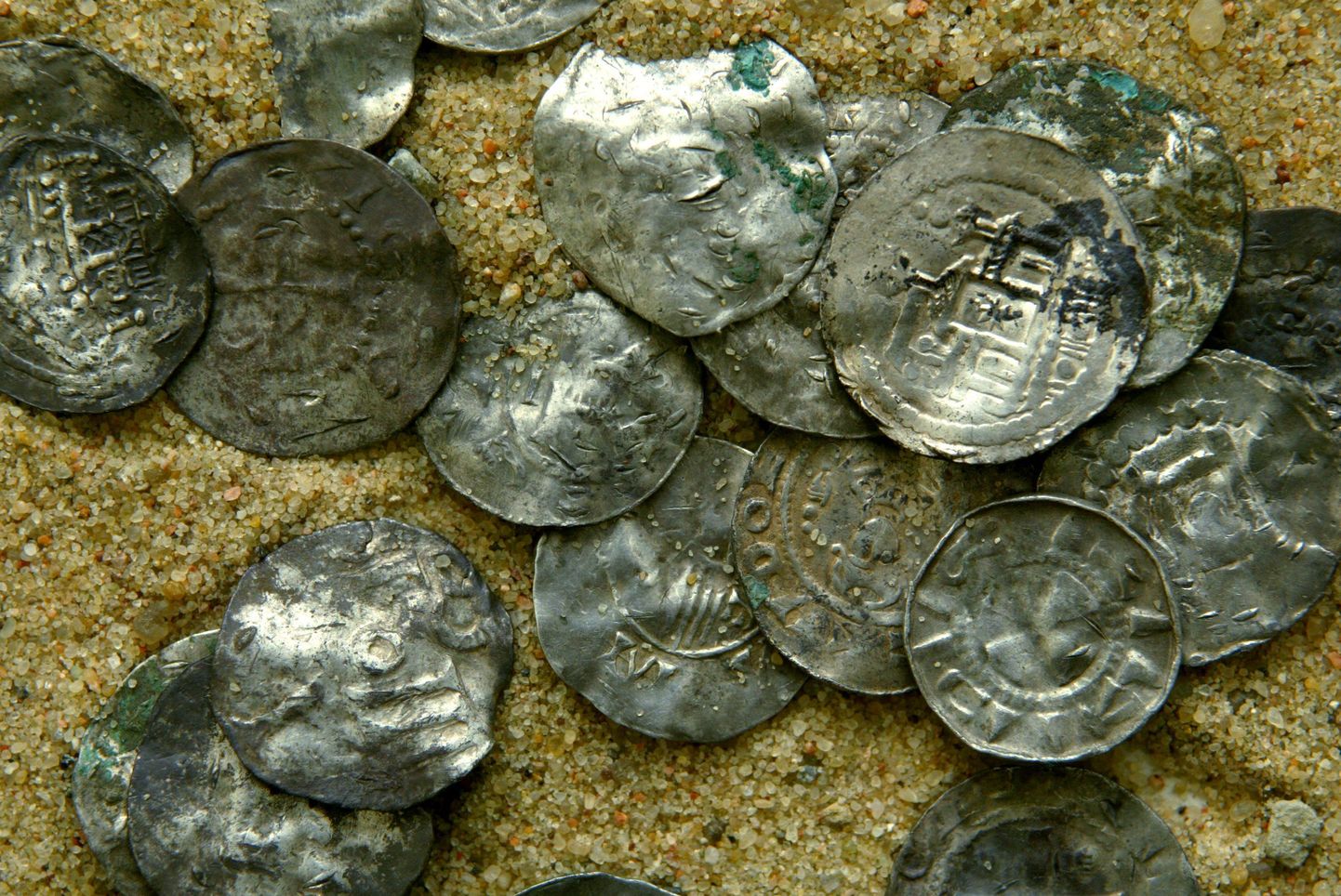 Aastal 2011 Harjumaal Anija vallas Linnakse külas Riisipõllu maaüksuselt leitud viikingiaegne hõbeaare, milles oli kokku 1329 münti ja üheksa hõbeeset. Leiuautasu 99 063 eurot.