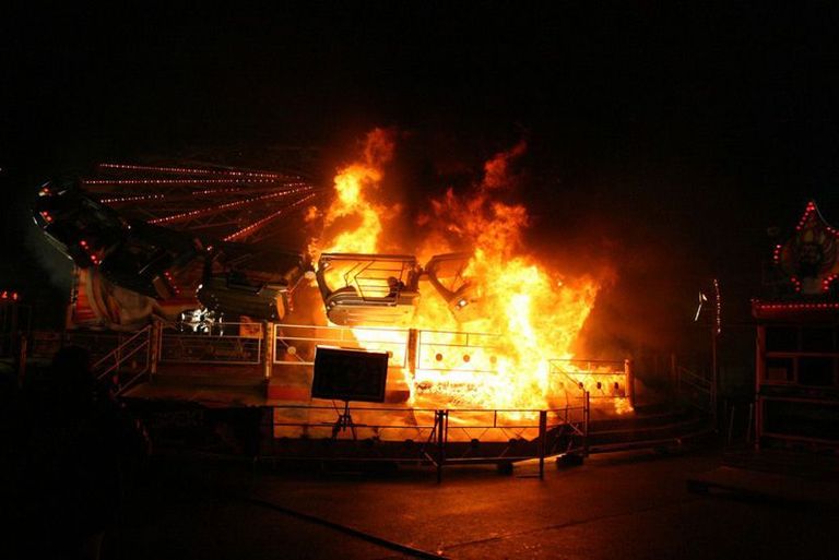 Так 10 лет назад горела карусель в Раквере. / Фото, присланое читателем Postimees