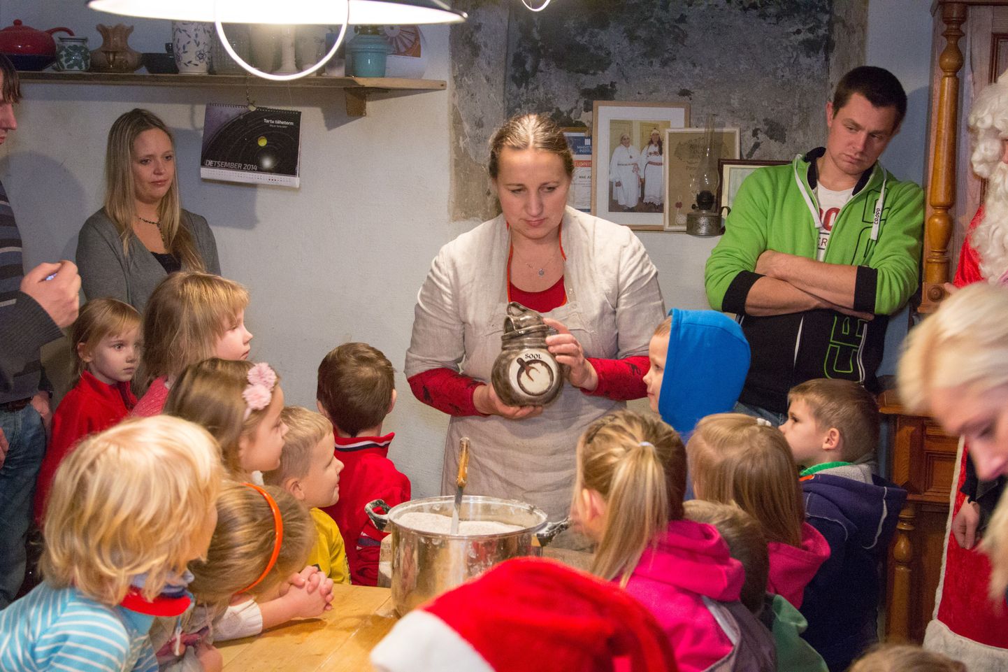 Hellenurme vesiveskis on sagedased külalised lasteaedade ja koolide lapsed, kellele koduleiva küpsetamine on igati põnev tegevus. Keskel veskiemand Mae Juske.