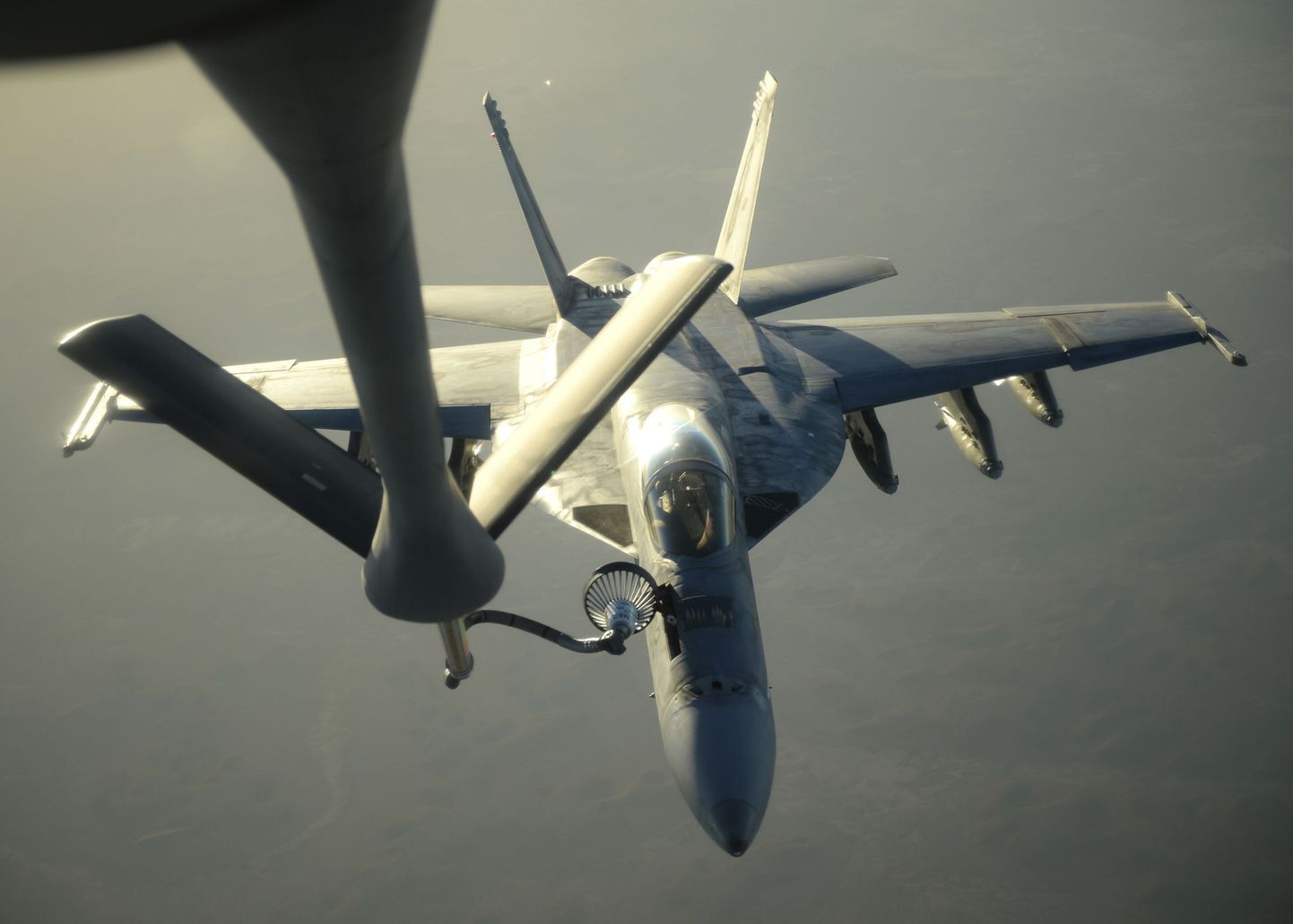 USA mereväe F-18E Super Hornet tangib enne õhurünnakut pühasõdalastele Süürias.